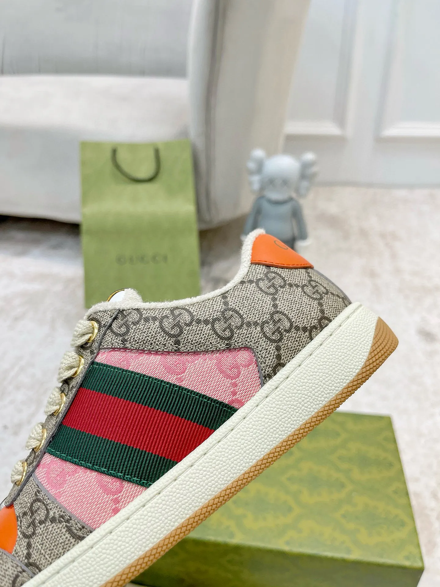 Ex-factory price: 540💰 GUCCI Gucci's newly upgraded back cover lining, top-notch old dirty shoes, classic casual sports shoes for couples, retro sneakers and old G family dirty shoes, updated at the counter simultaneously! ①The shoe upper has the same water-based edge coating process as the original version⚠️The ordinary oil edges on the market have a strong glue feel and are easy to fall off! Grade A first-layer nubuck leather (with pores)/matching computer embroidered double G cloth, high-density terry velvet lining. ② A PVC transparent small round mark sealing line is added to the details of the midsole. The mold is opened six times and the jewelry craftsmanship is used to customize the two-color double G buckle, striving to be the same as the original version. A pair of buttons is more than three times more expensive than ordinary buckles on the market. ③An old two-color washable label, the chip is placed on the outer waist of the right foot, the entire shoe is completely hollowed out with rubber technology, TUP material (rubber to distinguish the market) with the latest green packaging from the counter, 3D printed handbag, and a pair of shoelaces. There is no pressure when entering and exiting the counter. You can buy a 1:1 accurate replica of the original version and modify and upgrade it repeatedly. The details are perfectly restored, the materials are all customized, and they are truly top-notch. Please look at the details clearly to identify the quality. Upper: First-layer frosted cowhide/embroidered double G cloth. Lining: original high-density velvet lining. Foot pads: original pearlescent sheepskin. Outsole: private molded vacuum TPU material. Packaging: original top-grade full set packaging at the counter. Shoe size: women's size 35-40, men's size 39-44 (men's size 38, 45🉑️customized, non-returnable)